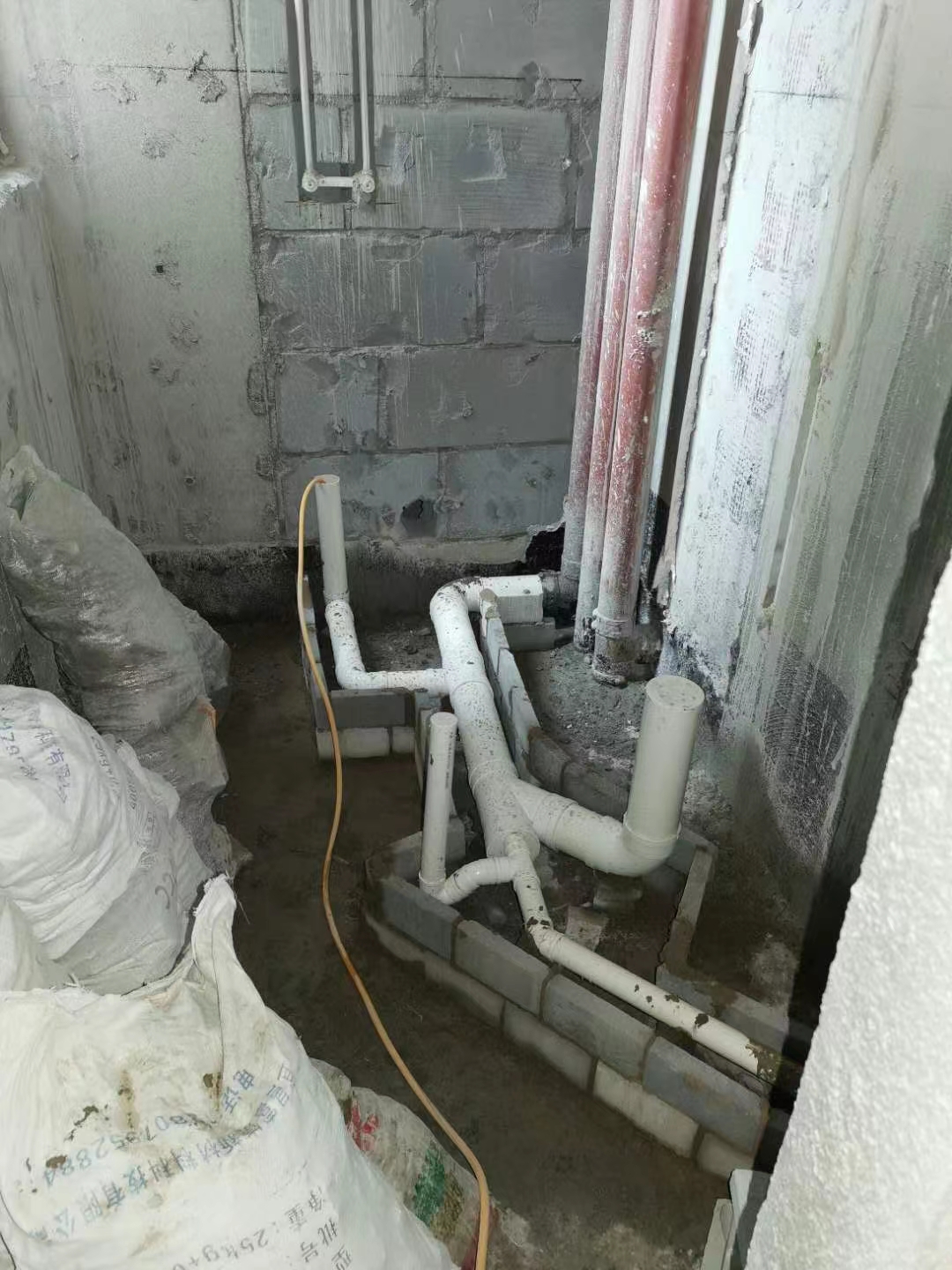 在‮津天‬卫生间‮修装‬怎么‮用利‬主排水管‮间空‬做壁龛？
